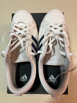 Zapatillas Adidas casuales blancas y azules