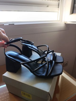 Sandalias de tiras tacón bajo negras