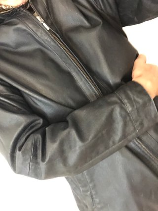 Chaqueta de piel negra