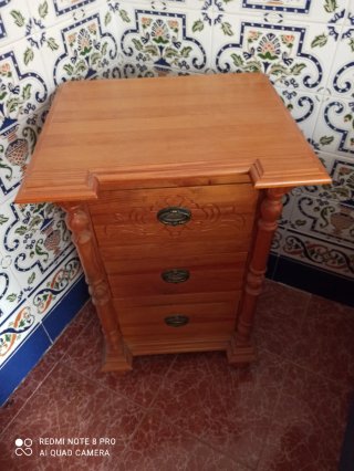 Mueble de madera con cajones Mesita de noche