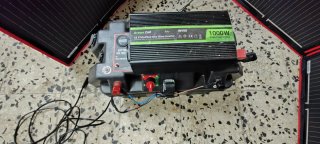 Batería con placa solar y transformador