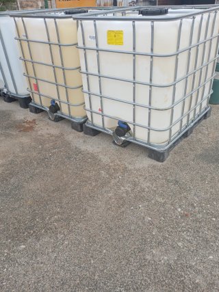Contenedor plástico riego 1000L