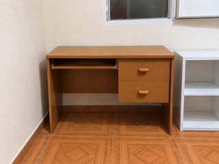Escritorio de madera con cajones