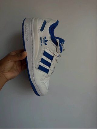 Zapatillas Adidas Forum Low Blancas y Azules