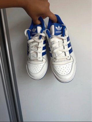 Zapatillas Adidas Forum Low Blancas y Azules