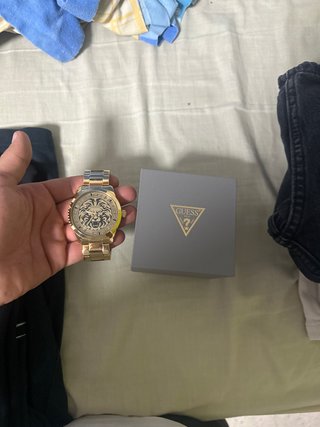 Reloj Guess Dorado con Diseño de León