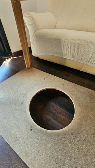 Mesa de comedor con cristal y hueco