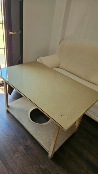 Mesa de comedor con cristal y hueco