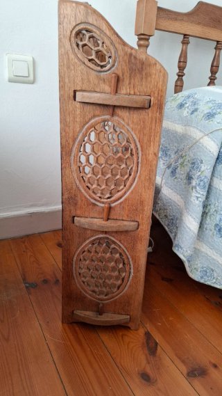 Mesita de madera rústica