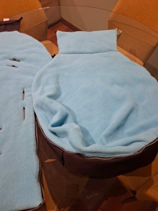 Saco para bebé, toquilla y impermeable.