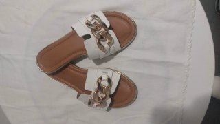 Sandalias blancas con cadena dorada