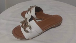 Sandalias blancas con cadena dorada