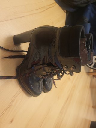 Botines de charol negros con cordones