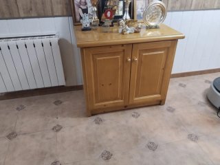 Mueble de madera con puertas