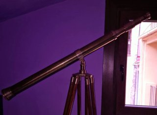 Telescopio vintage de latón con trípode