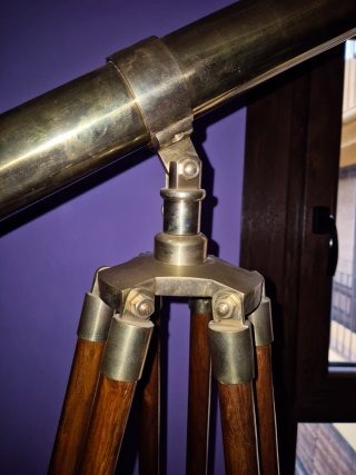 Telescopio vintage de latón con trípode