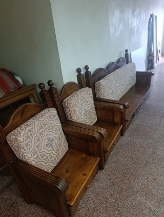 Sofá rústico de madera con azulejos