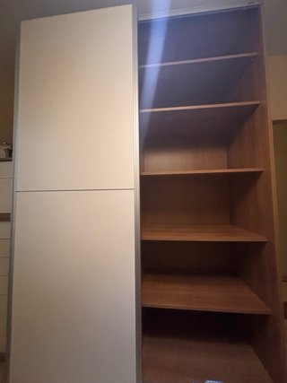 Armario de madera con puertas correderas blancas