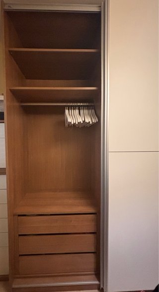 Armario de madera con puertas correderas blancas