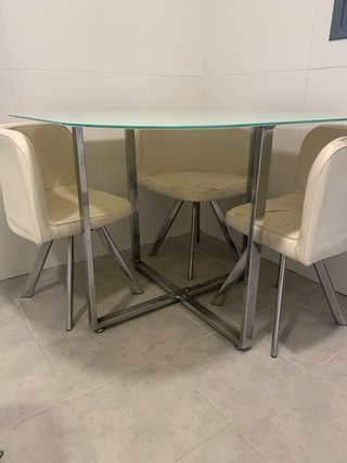 Mesa cristal y acero con 4 sillas a juego