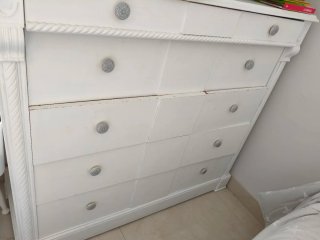 Cómoda de madera blanca con tiradores