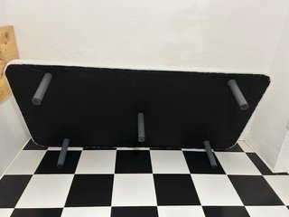 Base tapizada gris y blanca incluye 5 patas vejer