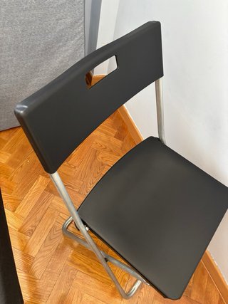 Silla plegable negra y plateada