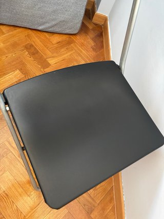 Silla plegable negra y plateada