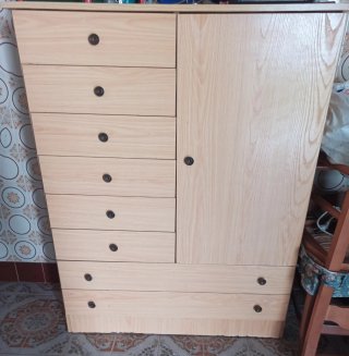 Cómoda de madera con 7 cajones