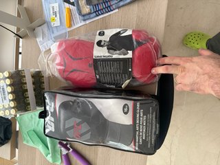 Lote boxeo saco y dos pares de guantes