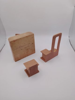 Muebles Antiguos Madera para casita de juguete.