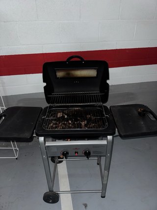 Barbacoa de gas negra y plateada