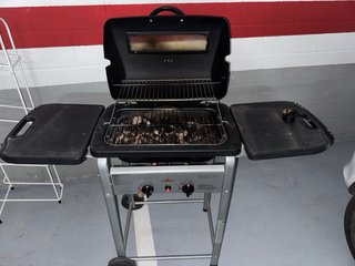 Barbacoa de gas negra y plateada