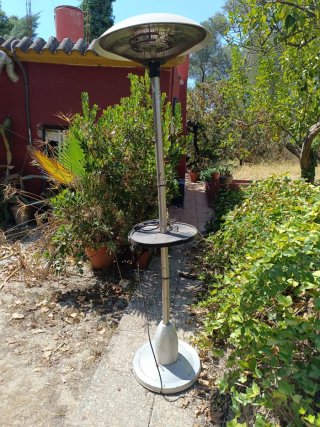 Estufa exterior eléctrica con mesa