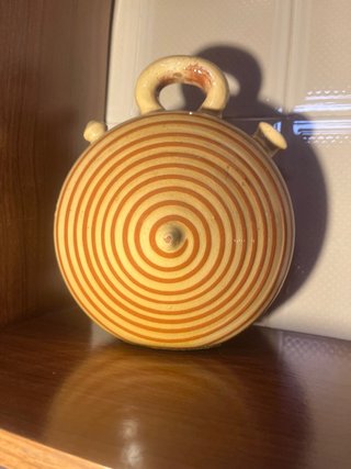 Botijo de cerámica con diseño de espiral