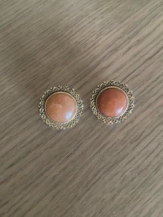 Pendientes vintage dorados con piedra marrón