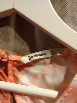 Blusa de seda naranja y blanca