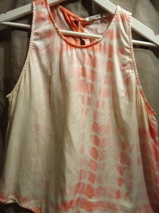 Blusa de seda naranja y blanca