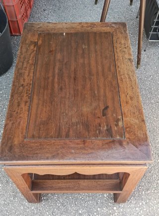 Mesa auxiliar de madera