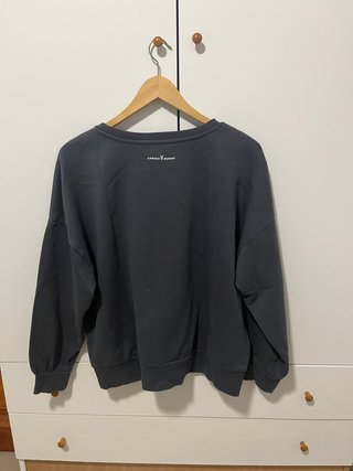 Sudadera gris con logo