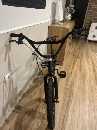 Bicicleta BMX Negra i morada   cambio por patin