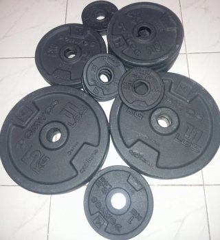 Lote Discos Pesas Hierro y cuatro mancuernas.