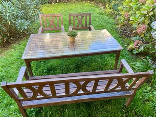 Conjunto jardín: mesa con vidrio, banco y 2 sillas