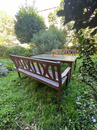 Conjunto jardín: mesa con vidrio, banco y 2 sillas