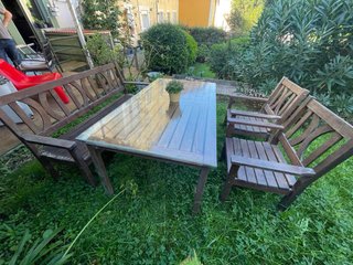 Conjunto jardín: mesa con vidrio, banco y 2 sillas