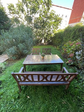 Conjunto jardín: mesa con vidrio, banco y 2 sillas