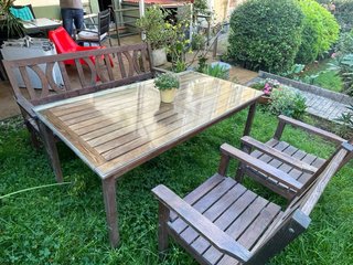 Conjunto jardín: mesa con vidrio, banco y 2 sillas