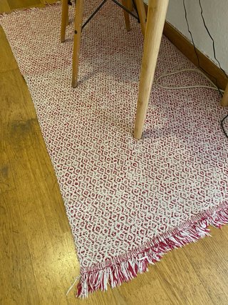 Alfombra Ikea roja y blanca