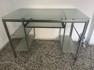 Escritorio cristal y metal con repisa