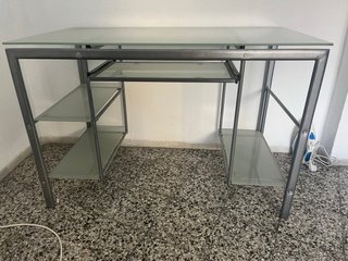Escritorio cristal y metal con repisa